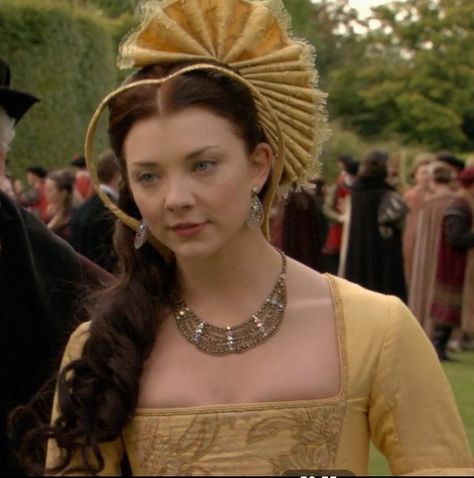 Love the colour and style of her hair. Screen cap from The Tudors season 2 "Matters of State" Natalie Dormer Tudors, The Tudors Tv Show, Royalty Core, Catherine Parr, Tudor Fashion, Tudor Dynasty, History Queen, The Tudors, Classy Hairstyles