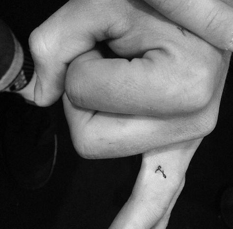 Letter Tattoo On Finger, Tattoo Ideas Boys, Single Letter Tattoo, Small Tattoos For Boys, Trendy Tattoo Ideas, Tattoo On Finger, Jonboy Tattoo, Needle Tattoo, Tattoo Cute