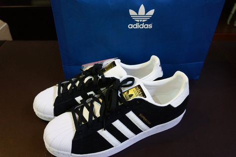 Adidas Superstar Black And White, Vans Outfit Men, Adidas Superstar Outfit, Superstar Outfit, Black Superstar, Black And White Contrast, Vans Outfit, Adidas Shoes Mens, Hairstyle Trends