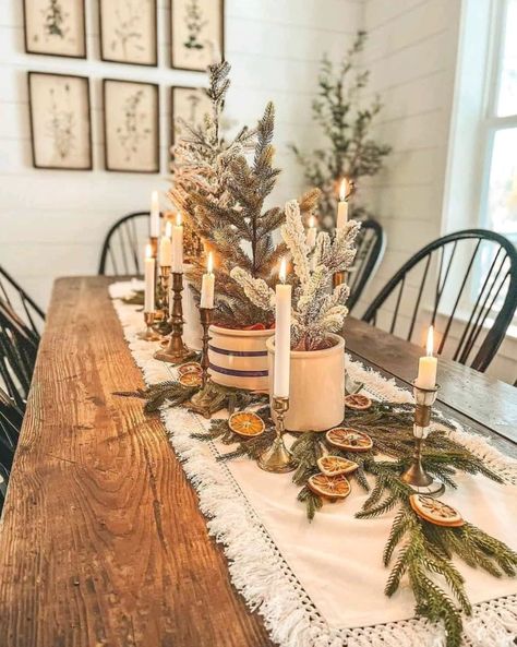 21 Amazing Ideas To Add Merriment To Your Christmas Dining Table Christmas Dining Table, Christmas Decor Inspiration, Natural Christmas, Boho Christmas, Christmas Dining, Christmas Table Settings, Thanksgiving Decor, Country Christmas, Christmas Centerpieces