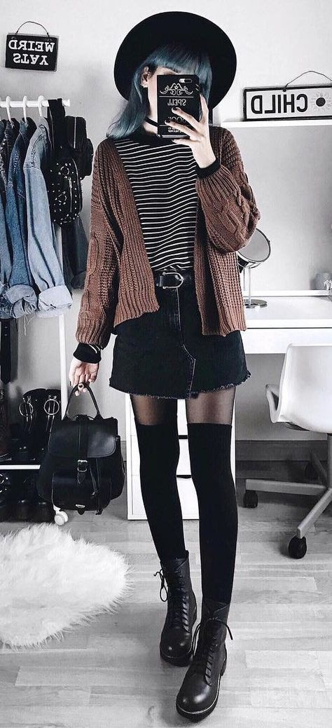 Check out these awesome 34 fashion looks for this season. Get cozy in style! #FashionTrendsGrunge Grunge Winter Outfits, Grunge Fashion Winter, Mode Edgy, Winter Hipster, Grunge Outfits Winter, Hipster Goth, Grunge Looks, Pop Punk Fashion, Outfits Sommer