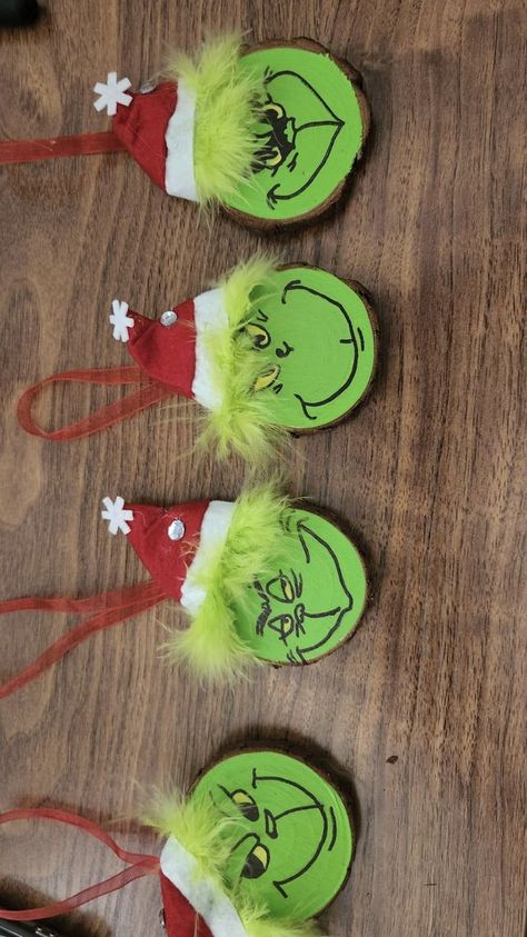 Diy Grinch Canvas, Grinch Themed Christmas Tree Diy, Grinch Reef Ideas, Grinch Patterns Free, Grinch Mason Jar Ideas, Grinch Crafts To Sell, Grinch Dollar Tree Crafts, Diy Grinch Ornaments Easy, Grinch Arrangement