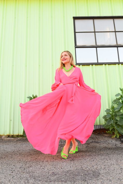 Maxi Dress Street Style, Fuschia Pink Dress, Green Mules, Neon Pink Dress, Dress Street Style, Neon Pink Dresses, 50 Birthday, Twirly Dress, Blogger Street Style