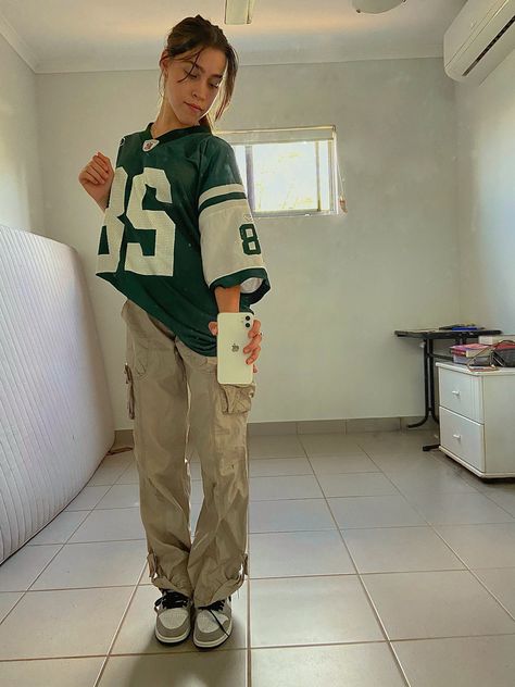 Oversized Green Cargo Pants Outfit, 90s Fashion Cargo Pants, Cargo Pants And Jersey Outfit, Cargos With Jordans, Jersey T Shirt Outfit, Jersey 90s Outfit, 90s Fashion Jersey Outfits, Beige Jersey Outfit, Cargo Pants And Tshirt Outfit