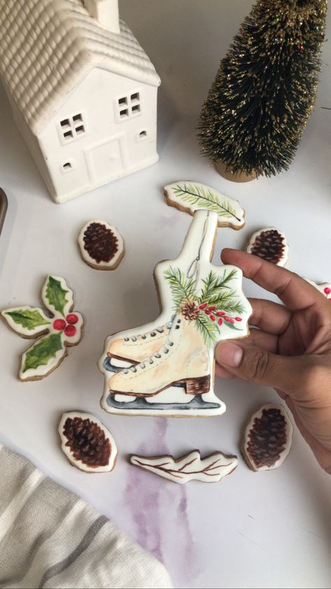 Galletas pintadas a mano #christmascookies #iceskater #cookies Christmas Cookies, Novelty Christmas, Christmas Ornaments, Holiday Decor, Christmas