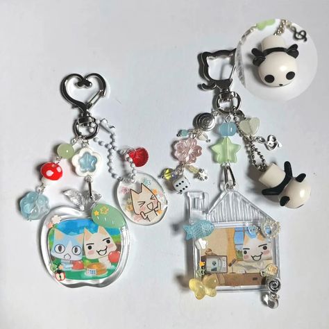 | framed keychainsᝰ.ᐟ 🖼️ Ig: @starjamjoo Keychain Trinkets, Cute Keychains, Toro Inoue, Keychain Ideas, Handmade Keychain, Acrylic Keychains, Bead Charms Diy, Keychain Cute, Keychain Charm