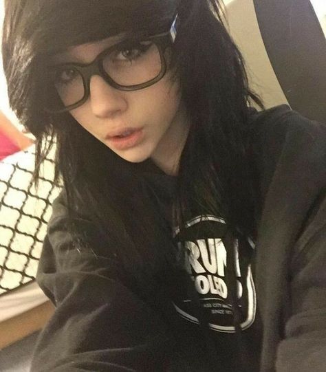 Glasses👓 Scene Women, Fete Emo, Goth Make Up, Emo Scene Girls, Leda Muir, Emo People, Indie Scene, Scene Punk, Emo Scene Hair