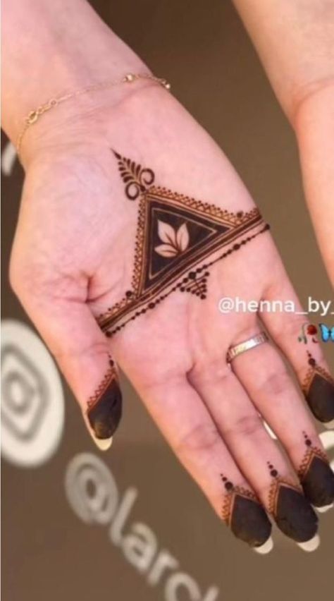 Moon Mehendi, Moon Mehendi Designs, Minimal Henna, Simple Henna Designs Hand, Mehndi Wedding, Short Mehndi Design, Pretty Henna, Bridal Mehendi Designs Hands, Simple Henna Tattoo