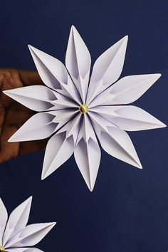 Easy 3d Snowflakes, Christmas Snowflakes Crafts, Diy For Christmas, Paper Ornaments Diy, Snowflakes Diy, Snowflake Crafts, 3d Paper Snowflakes, Origami Christmas Ornament, Diy Snowflake