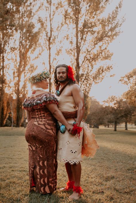 Tongan man and Cook Island Woman cultural attire Pacific Islander Men, Tongan Wedding, Cook Island, Native Fashion, Maternity Pics, Hawaiian Culture, Body Reference Poses, Native Style, Body Reference