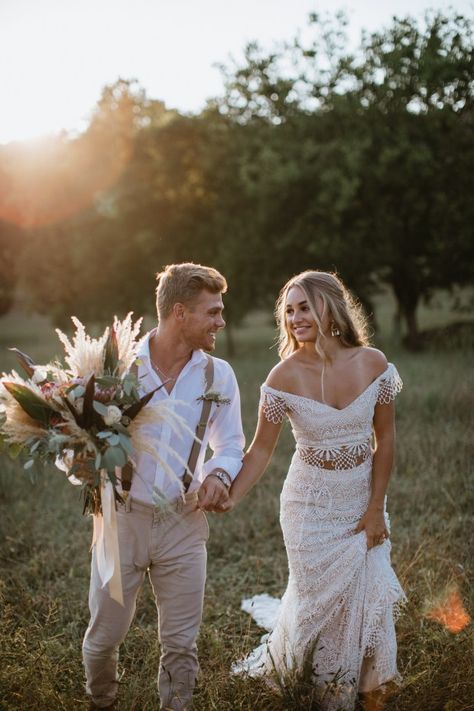 Elopement Styled Shoot // Tennessee Wedding Photographer – Tennessee Wedding + Lifestyle Photographer Anniversary Pictures In Wedding Dress, Bhldn Wedding, Elopement Wedding Photography, Elopement Styling, Knoxville Wedding, Southern Bride, Couple Picture Poses, Tennessee Wedding, Wedding Photos Poses