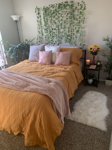 Bohemian bedroom with plants. Yellow bed. Yellow comforter. Yellow and pink bed. Plants. Instagram: the_brianna Yellow And Green Aesthetic Bedroom, Yellow Pink Bedroom Ideas, Yellow Purple Bedroom, Purple And Yellow Bedding, Yellow And Pink Room Aesthetic, Pink And Yellow Boho Bedroom, Yellow Bedding Ideas Bedroom, Pink And Yellow Bedroom Aesthetic, Yellow Comforter Bedroom Ideas