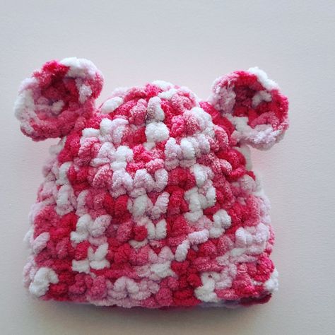 Baby hat using chunky yarn using single crochet. Easy method for beginners. Chunky Crochet Baby Hat, Easy Crochet Baby Hat, Bulky Yarn Crochet, Baby Hat Free Pattern, Bernat Baby Blanket Yarn, Girls Crochet Hats, Fast Crochet, Finger Crochet, Bernat Yarn