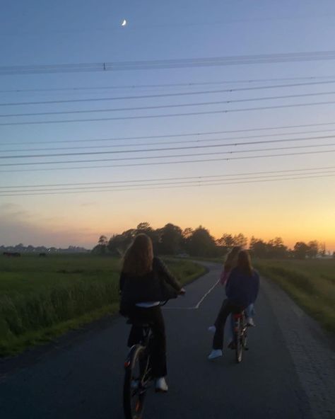 Sunset Friends Aesthetic, Aesthetic Evening, Sunset Friends, Evening Sunset, Friends Aesthetic, Adventure Explore, Cycling, Bike, Road