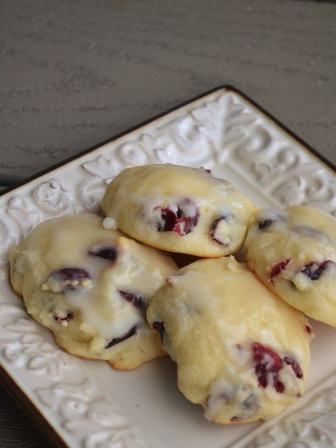 Lemon-Cranberry Ricotta Cookies! My coworker brought these to work last week and they were INCREDIBLE!! And so perfect for the season, too! Ricotta Desserts, Fluffy Cookies, Ricotta Cookies Recipe, Ricotta Dessert, Fall Desserts Apple, Lemon Cranberry, Cranberry Cookies Recipes, Lemon Ricotta Cookies, Ricotta Cookies