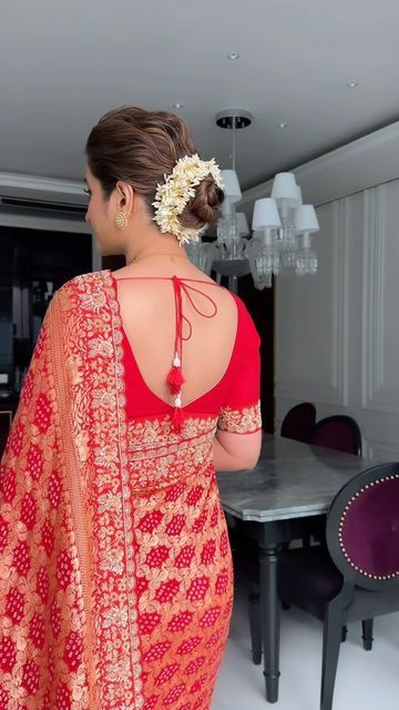 Traditional Bun Hairstyle, Hairstyles Messy Bun, Bun Looks, Floral Bun, Bridemaids Hairstyles, Mehndi Brides, Bun Hairstyle, Messy Bun Hairstyles, Hair Creations