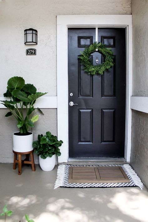 Renter and Budget Friendly Front Porch Decor - Within the Grove Apartment Front Door Decor, Apartment Front Doors, Apartment Front, Front Porch Plants, Veranda Design, Small Porch Decorating, Porch Halloween, Black Front Door, Porch Plants