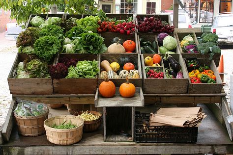 Fruit and veg stall in Nantucket Fruit And Veg Market, Fruit Stall, Fruit And Veg Shop, Garden Center Displays, Fall Produce, Produce Stand, Healthy Gourmet, Vegetable Stand, Stall Designs