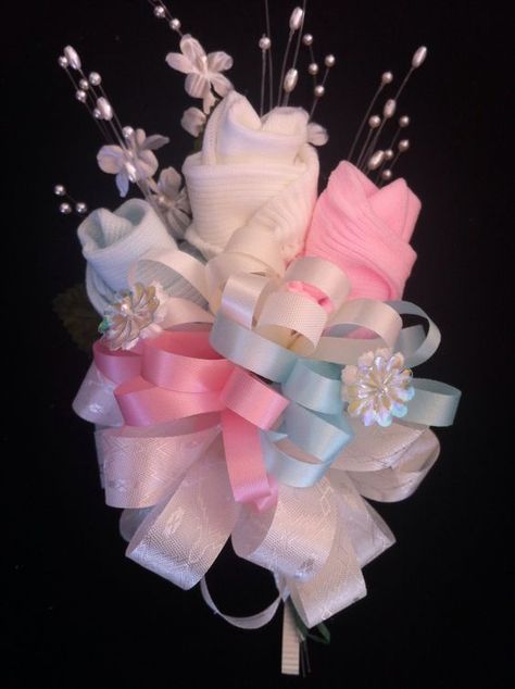 diy corsages Baby Corsage, Baby Sock Corsage, Idee Babyshower, Baby Shower Corsage, Baby Shower Crafts, Nappy Cakes, Diy Baby Shower Gifts, Baby Diaper Cake, Shower Bebe