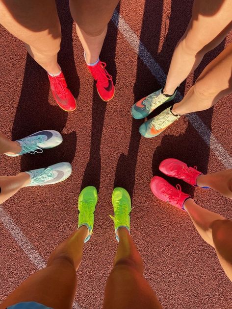 Running Shoes Outfit, Sports Announcer, Running Body, Track And Field Spikes, Track Quotes, Athletics Track, Track Pictures, Athletic Aesthetic, Track And Field Athlete