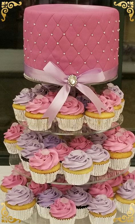 Quince Cake With Cupcakes, Cakes With Cupcakes Around It Ideas, Cupcake Tower Birthday, Cakes Quinceanera, Sweet 16 Cupcakes, Girl Birthday Cupcakes, Anniversary Cupcakes, Quince Cakes, Cupcake Towers