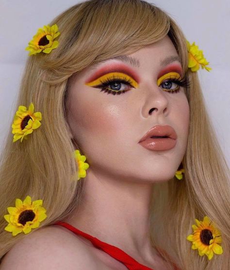 Statement 60s Eye Makeup Looks You Can Wear Now Flower Power Makeup, Groovy Makeup, 60s Mod Makeup, 60s Eye Makeup, Eye Makeup Aesthetic, Retro Makeup Looks, 60’s Makeup, Candy Photoshoot, 60s Makeup