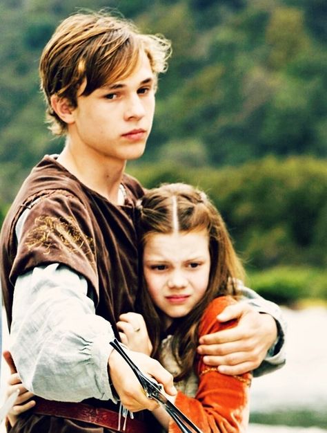 I love how lovingly protective Peter is, especially with Lucy. I mean, he would do anything for his family ♡ Narnia Confessions, Court Of Wings And Ruin, Narnia Quotes, Narnia Movies, Susan Pevensie, Peter Pevensie, Lucy Pevensie, William Moseley, Narnia 3