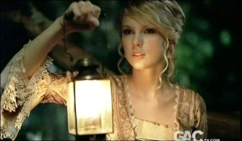 Taylor Swift Romeo And Juliet, Love Story Taylor Swift, Taylor Swift Love Story, Love Story Taylor, Fearless Aesthetic, Taylor Swift Music Videos, Fearless Era, Love Story Video, Swift Wallpaper