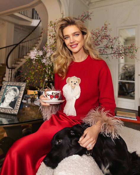 Natalia Vodianova on Instagram: “Coffee and I pose for @germanlarkin to declare the festive season open 🎅🎁🥳 wearing my perfect Christmas red sweater by @ralphlauren 🐻❤ this…” Christmas Sweater Outfits, Models 90s, Trendy Christmas Outfits, Christmas Look, Instagram Coffee, Natalia Vodianova, Winter Mode, Red Sweater, Red Skirts