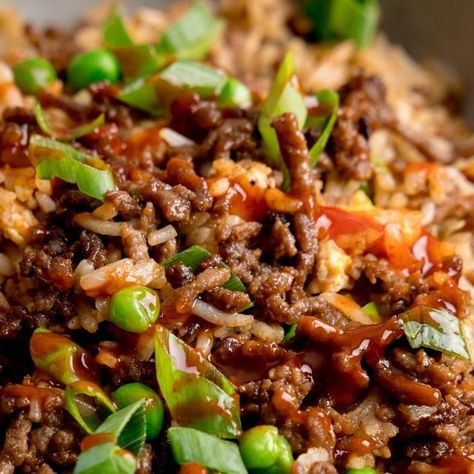 Nicola Corbishley on Instagram: "Minced Beef Fried Rice⁠
⁠
For this tasty, economical dinner, minced beef (ground beef) is fried up with hoisin sauce, garlic, lemongrass and sesame oil until it's beautifully caramelized, then it's tossed together with easy egg fried rice - plus a good handful of frozen peas to add a bit of veg in there!⁠
I love to serve this up topped with sriracha and spring onions.⁠
⁠
It makes a great, simple and flavourful weeknight dinner! 😋🥢⁠
⁠
⭐️⁠
Grab the full recipe here --->⁠https://www.kitchensanctuary.com/minced-beef-fried-rice/⁠
⭐️⁠
Or click on the link in my bio to get a clickable link that will take you right through to the recipe.⁠
⭐️⁠
#kitchensanctuary #friedrice #familydinnerideas #dinnerideas #groundbeef #mincedbeef #cookingonabudget #easyrecipe #quickr Easy Egg Fried Rice, Beef Fried Rice, Beef Ground, Minced Beef, Egg Fried Rice, Spring Onions, Easy Eggs, Cooking On A Budget, Hoisin Sauce