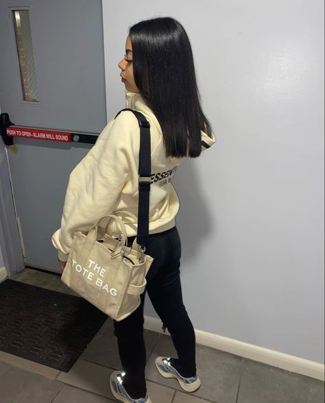 Marc Jacobs Tote Bag Outfit, Malu Trevejo Outfits, Streetwear Tiktok, Marc Jacobs Tote Bag, Tote Bag Outfit, Yeezy Outfit, Medium Tote Bag, Bag Outfit, Marc Jacobs Tote