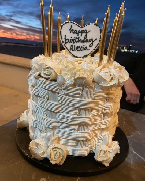 Kylie Jenner Birthday Cake, Basket Weave Cake, Sweet 16 Party Planning, Kylie Jenner Birthday, Super Sweet 16, Best Cake Ever, 20th Birthday Party, 21st Birthday Cakes, Cute Birthday Pictures