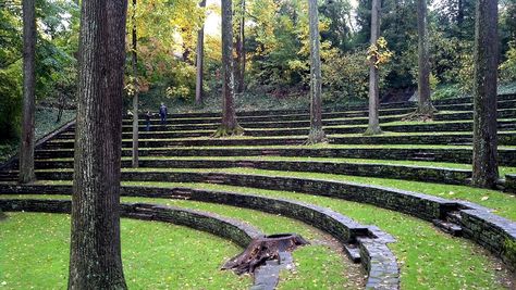 Natural Amphitheater Community Garden | View from Federal Twist: Garden visitors Outdoor Amphitheater, Landscape Architecture Park, Landscape Architecture Plan, Shakespeare In The Park, Hillside Landscaping, Desain Lanskap, Outdoor Theater, Garden Steps, Home On The Range