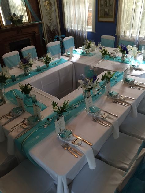 Tiffany's theme bridal shower Hiasan Perkahwinan, Wedding Table Layouts, Wedding Table Setup, Tiffany Theme, Events Business, Tiffany Party, Tafel Decor, Bridal Shower Tables, Table Set Up