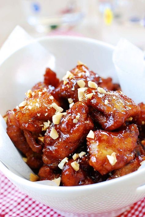 Dakgangjeong (Sweet Crispy Chicken) - Korean Bapsang Koreansk Mad, Korean Fried Chicken Recipe, Fitness Recipes, Korean Fried Chicken, Chicken Pieces, Korean Recipes, Korean Dishes, Quick Snack, Awesome Food