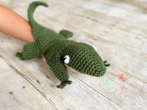 You can make this Lizard Hand Puppet to add to your animal collection OR a fun addition to the Alice's Adventures in Wonderland puppets! Dino Puppet, Crochet Lizard, Crochet Fish Patterns, Crochet Fish, Puppet Patterns, Crochet Monsters, Crochet Snowman, Quiet Book Patterns, Play Rug