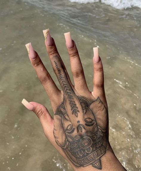 Hand Tattoos For Girls, Cute Hand Tattoos, Pretty Hand Tattoos, Hand Tats, Black Girls With Tattoos, Tattoos For Lovers, Tattoos For Black Skin, Red Ink Tattoos, Pretty Tattoos For Women