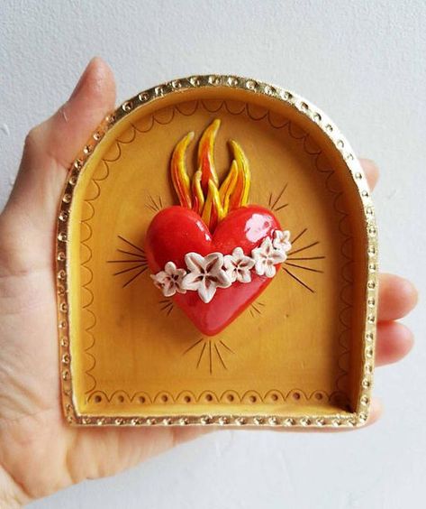 Wall Hanging Arrangements, Ceramic Art Wall, Hanging Arrangements, Wall Shrines, Sacred Heart Art, Den Mrtvých, Diy Fimo, Flaming Heart, Sacred Hearts