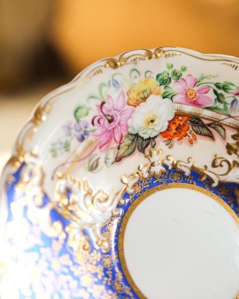 🔻SOLD🔻 It’s been sent to new home already but it worth to share with you this marvellous painting craftsmanship made by Copeland & Garrett rococo revival style made between 1833 - 1847s. #tateantiques #copeland #musuem #artpiece #craftsmanship #botanicalgardens #botanicalillustration #spode #englishporcelain #rococo #livingwithantiques #antiquelovers #cupoftheday #cupoftea #teahistory #cobaltblue #shabbychicdecor #luxurylifestyle #luxuryhome #interiør #interiordecorating #tablesetting #teaw... Rococo Revival, Tea History, Shabby Chic Decor, Botanical Illustration, Rococo, Botanical Gardens, Luxury Homes, New Home, Tea Cups