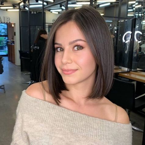 Classic Bob Haircut, Rambut Brunette, Hairstyles For Thick Hair, Thick Hair Cuts, Chin Length Hair, Shoulder Length Hair Cuts, Penteado Cabelo Curto, Medium Hair Cuts, Shoulder Length Hair