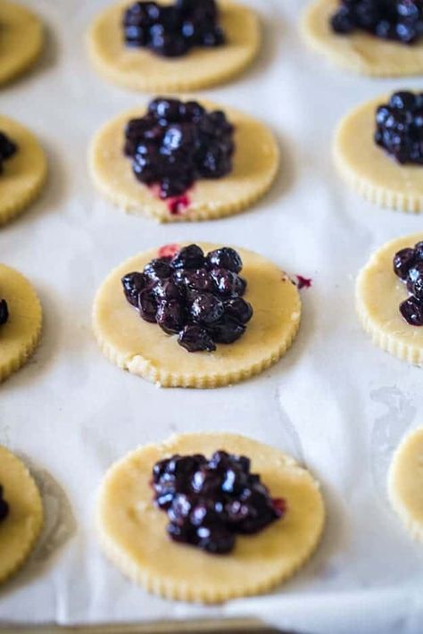 Blueberry Pie Sugar Cookies Pie Sugar Cookies, Blueberry Pies, Buns In My Oven, Blueberry Breakfast Cake, Blueberry Topping, Blueberry Cookies, Blueberry Pie Filling, Muffin Streusel, Filled Cookies