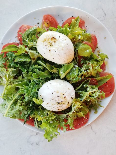 Recipes With Burrata, Tomatoes Burrata, Salad With Burrata, Ensalada Caprese, Arugula Salad Recipes, Caprese Salad Recipe, Pepper Salad, Leafy Salad, Burrata Salad