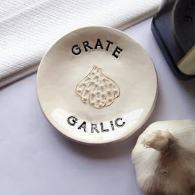 Ceramic Grater, Garlic Grater, Selling Ideas, Sculptures Céramiques, Ceramic Workshop, Sake Set, Clay Diy Projects, Diy Ceramic, Clay Crafts Air Dry