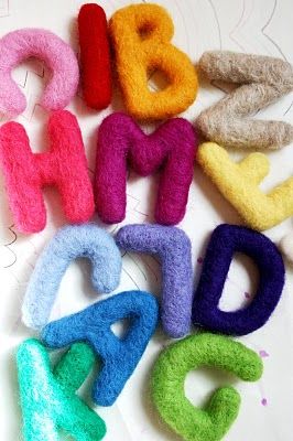 rainbow needle felt alphabet Diy Laine, Tovad Ull, Diy Tricot, Needle Felting Diy, Felt Letters, Van Home, Needle Felting Projects, Wool Projects, Felting Tutorials