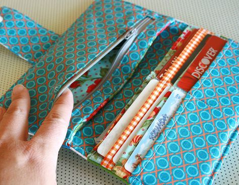 wallet! I eill br abel to choose my own fabric and gahh! I need to do this is :-* Diy Wallets, Diy Wallet Pattern, Wallet Pattern Free, Diy Stitch, Wallet Diy, Purse Patterns Free, Clutch Tutorial, Wallet Sewing Pattern, Sew Wallet