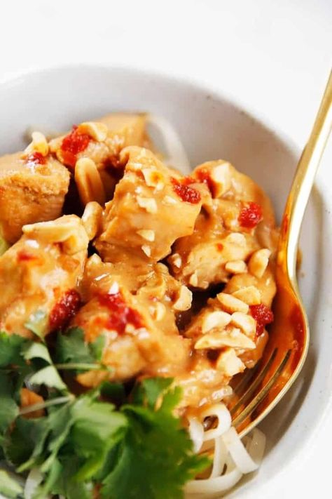 Instant Pot Thai Peanut Chicken - Lexi's Clean Kitchen Bbq Baked Chicken Breast, Garlic Quinoa, Instant Pot Thai, Creamy Chicken Dish, Healthy Fudge, Chicken Instant Pot, Lexi's Clean Kitchen, Bbq Chicken Breast, Kitchen Traditional