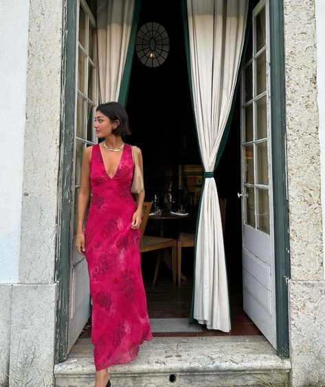 last slide 🕊️🎵❣️ Y2k Outfits Inspiration, Fuchsia Pink Dress, Birthday Dress 21st, Formal Maxi Dress, Summer Formal, Pink Evening Dress, Europe Outfits, Wedding Attire Guest, Cocktail Attire