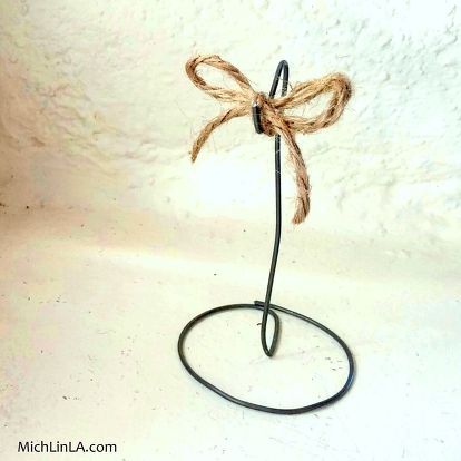 rustic wire ornament stand quick, christmas decorations, crafts, seasonal holiday decor Diy Fireplaces, Trash Into Treasure, Charlie Brown Tree, Easy Fall Wreaths, Wire Ornaments, Ornament Stand, Diy Ornament, Gifts To Make, Diy Jewelry Tutorials