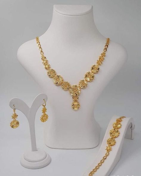 Perfect gold necklace designs Necklace Designs Gold Indian Simple Wedding Jewelry, Dubai Necklace Designs Gold, Gold Set Dubai, Dubai Gold Necklace Designs, Dubai Gold Jewelry Necklaces Bridal, Party Wear Designs, Latest Gold Bangles, Turkish Gold Jewelry, Gold Set Design