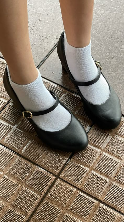 Mary Janes Aesthetic, Lady Dakota, Vintage Dress Outfit, Black School Shoes, Clothing Guide, Socks And Heels, Cute Socks, Jane Shoes, Leather Ballet Flats